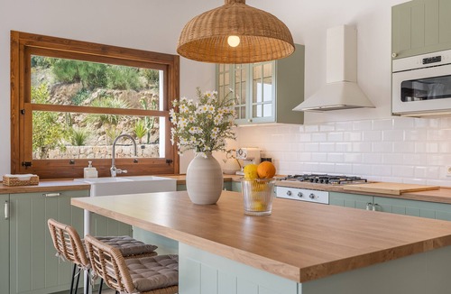 Lecrin Valley Villa | Villa 'Valle de Lecrín' with Lake Views, Wi-Fi, and Air Conditioning