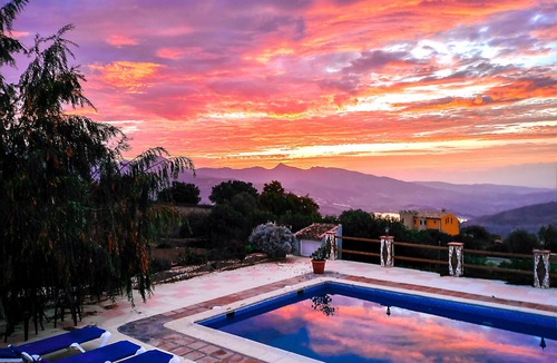 El Gastor Villa | Villa with Private Pool, wonderful Lake/Mountain views, pets fiendly and Wi-Fi