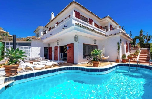 Fuengirola Villa | Vintage Beachclose Villa by Costarentals - Ref 03