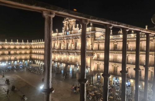 Centro Apartment | Vive la Plaza Mayor, Salamanca: Exclusive duplex with 3 balconies overlooking the Plaza itself