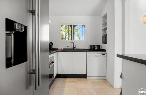 Estepona Villa | ViVi Homes - Casa Blanca - private pool - big garden - jacuzzi - terras