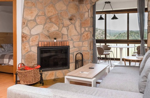 San Martin de Valdeiglesias Apartment | Waterfront Apt w/Fireplace & Lake View