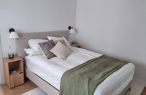 R.E.N.F.E. Apartment | Watch the birds fly whilst working from home