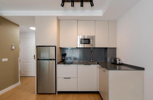 Bailen-Miraflores Apartment | WintowinRentals Modern Apartment with Private Indoor Patio in Málaga