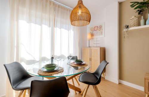 Bailen-Miraflores Apartment | WintowinRentals Modern Apartment with Private Indoor Patio in Málaga