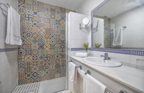 La Trinidad-San Juan y Todos los Santos Apartment | Zafiro Apartment&Parking in the historical centre