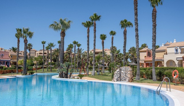 Ático Dúplex Jardines de Zahara: Piscina Compartida, Terraza Privada y Wi-Fi