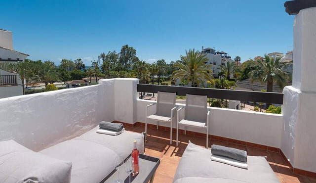 17 - Modern front line beach apartment Las Adelfas