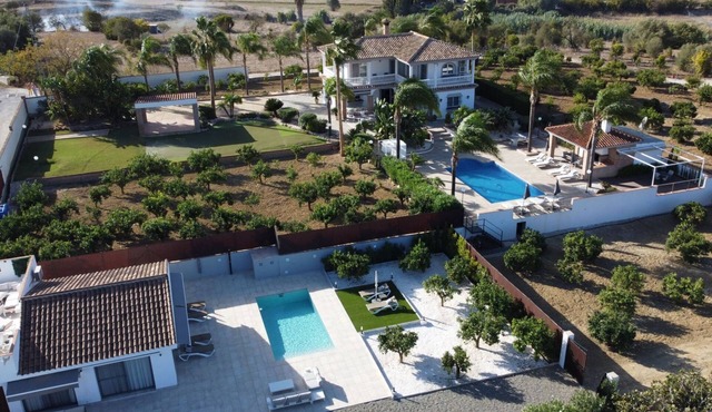 2 luxury adjoining villas with 2 pools, in 2 acres of countryside (7BR, 7BA)