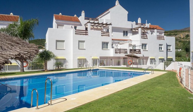 2060-2 bedrooms apt with golf in Estepona