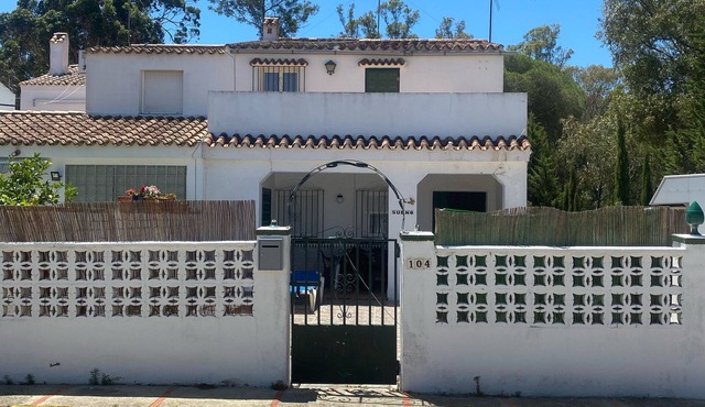 3 bedroom House with communal pool
