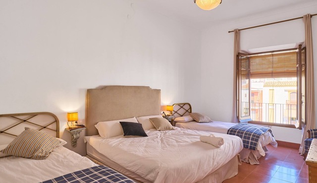 3 bedrooms and a private bathroom, with shared pool, Wi-Fi, and air conditioning