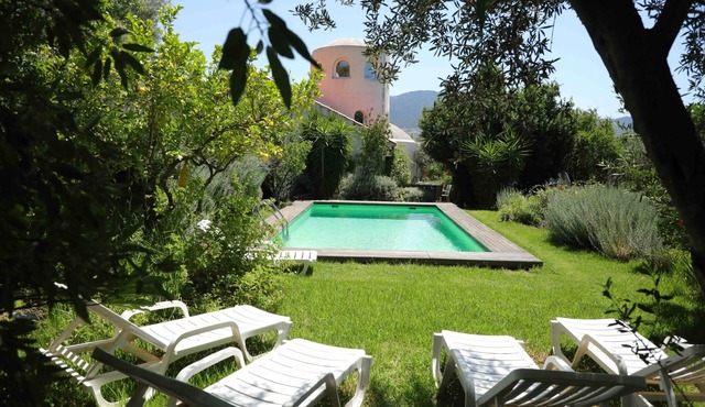 4 Bed Villa - Sleeps 7 - Pool - Garden - Parking