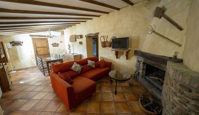 4-Guest Laroya Cottage with Pool