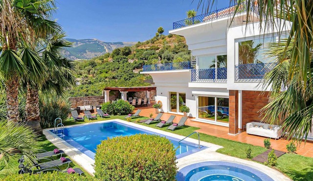 5 bedroom gorgeous home in Competa