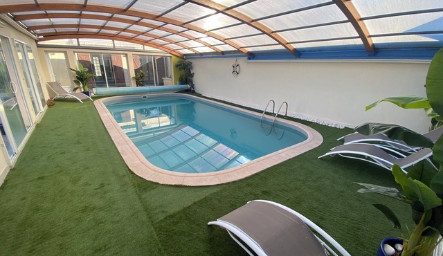 A cinema experience and a large private swimming pool in a peaceful setting in Houdancourt