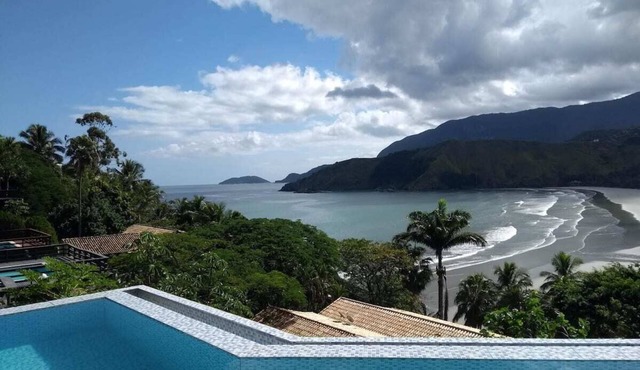 A retreat with 2 suites, an infinity pool, and a hot tub with a view. in São Sebastião