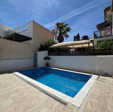 Alquibla relax y armonía con piscina junto a restaurantes y supermercados
