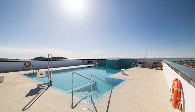 Altitude 27 Luxury Apartment with Rooftop Pool
