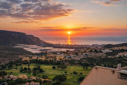 Amanecer Envía Golf con Piscina Climatizada Gym y Dardos