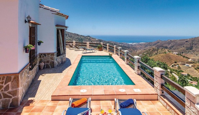 Amazing home in Cómpeta