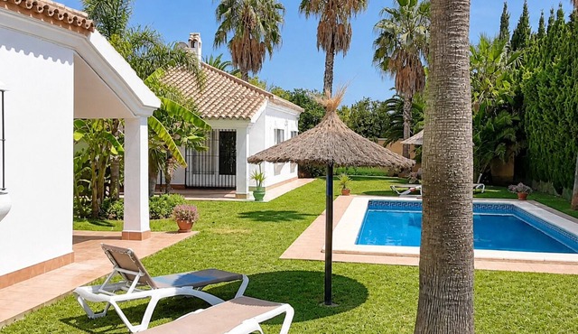 Andalusian style houses (12p) with large swimming pool in subtropical garden