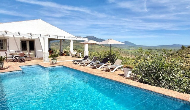 Andalusian private villa with pool and Views, A/C & Wifi