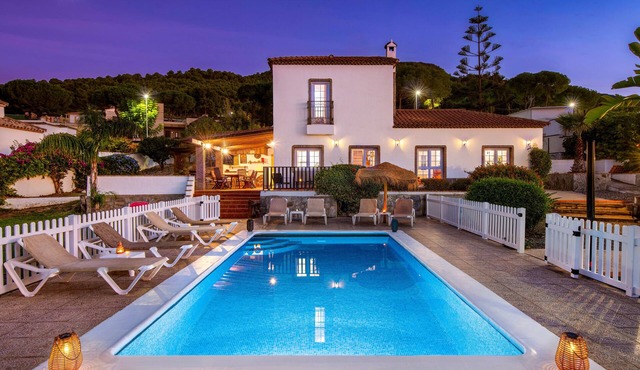 Andalusian Villa with Heated Pool and Space for 11 Guests