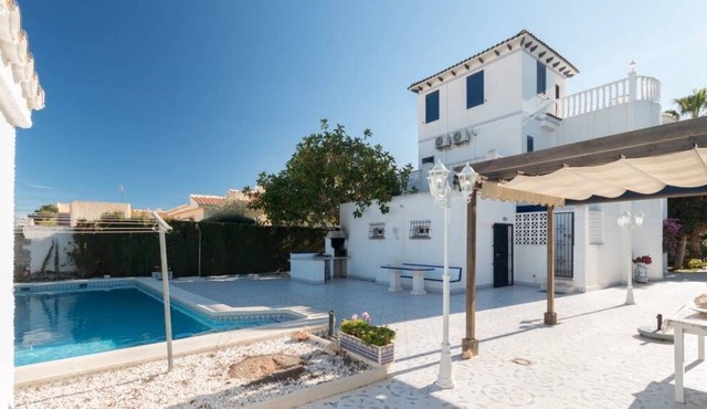 Andalusian villa for 8 to 12 people, with private swimming pool of 50 m2 and sauna in la zenia