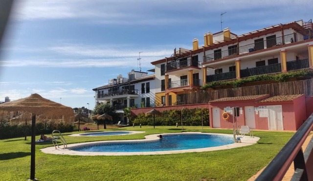 Apartamento completo con piscina comunitaria y patio exterior