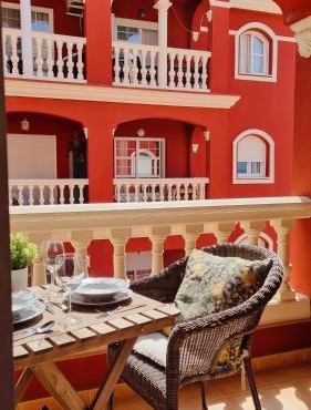 Apartamento rojo con vistas al mar