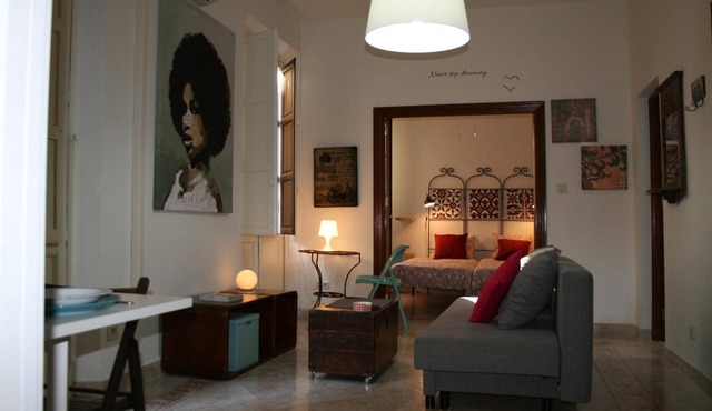 Apartment 'Alcaicería' with Balcony, Wi-Fi and Air Conditioning