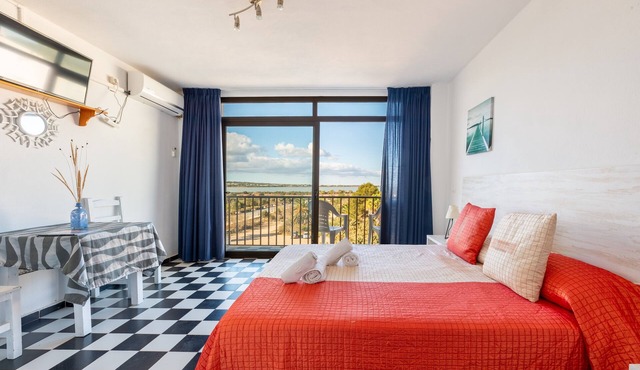 Apartment 'Estudio Mirada 304' with Lake View, Wi-Fi and Air Conditioning in Es Pujols