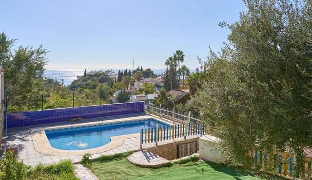 Apartment 'La Canarita' with Sea Views, Wi-Fi, and Air Conditioning