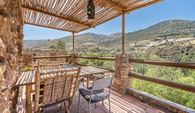Apartment 'Lola' with Mountain Views, Private Terrace and Wi-Fi