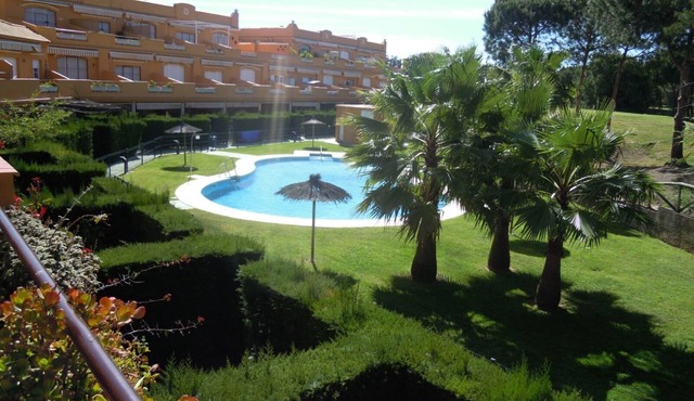 Apartment near the beach, with terrace and swimming pool (pet friendly)