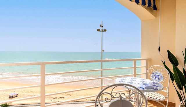 Apartment & parking in front of the sea. Victoria