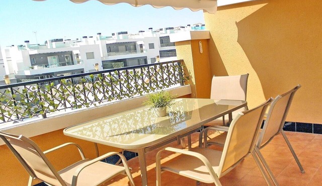 Apartment with Large Roof Solarium, Pool, Garden, Barbecue, A/C & Wi-Fi in Orihuela Costa