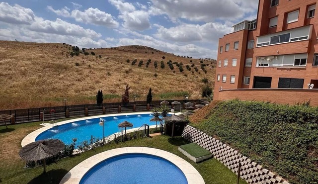 Apartment with swimming pool, free parking and air conditioning 10 min from Seville