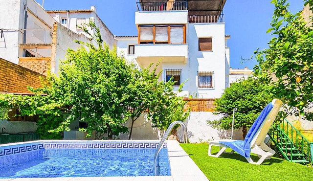 Awesome home in Prado del Rey