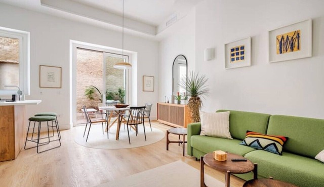 Azahar - Beautiful 1-Bedroom apartment with private patio in Seville’s Old Town.