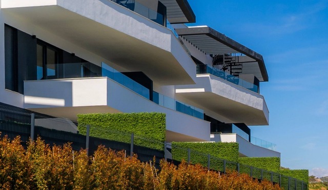 Bali Vista Contemporary Three-Bedroom Apartment with Pool & Gym close to Malaga