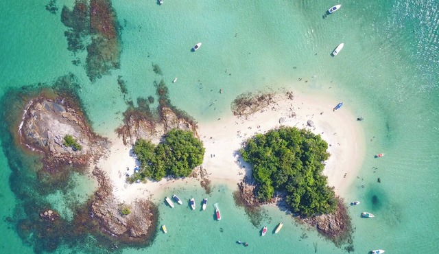 Beachfront mansion with helipad, 1 swimming pool, 1 hot tub, sauna and 5 bedrooms. in Angra dos Reis