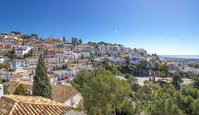 Beautiful 3 Bed Town House with private pool in Exclusive La Heredia