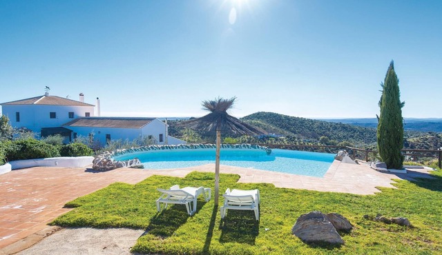 Beautiful, cozy and spacious vacation home in the beautiful Sierra de Constantina near Seville.