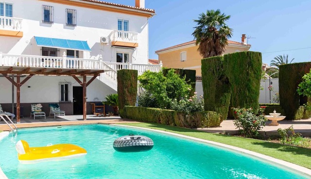 Beautiful house with 5 bedrooms, pool, gardens and wifi