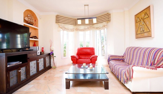 Beautiful private villa for 8 guests with A/C, private pool, WIFI, TV and terrace