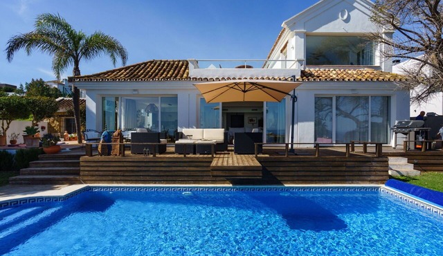 Beautiful private villa for 8 guests with private pool, A/C, WIFI, TV and patio