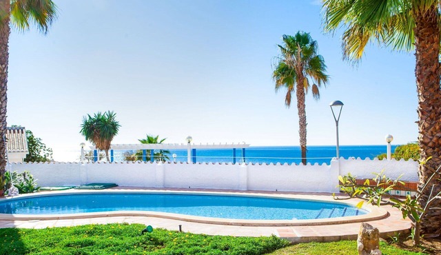 Beautiful private villa for 6 guests with private pool, A/C, hot tub, WIFI, TV and terrace