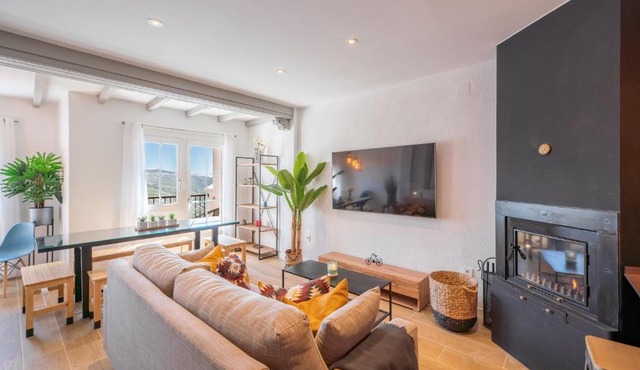 Beautifully Renovated 4 Bedroom Apt + Kid's Room